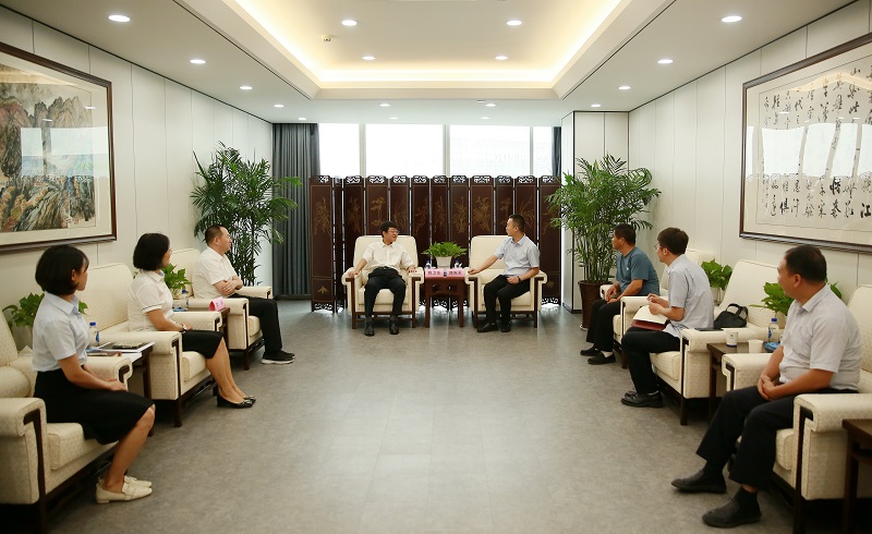 251692925318635055.jpg 8月23日 公司黨委書(shū)記董事長(zhǎng)姚衛(wèi)東會(huì)見(jiàn)澄城縣趙莊鎮(zhèn)黨委書(shū)記路陳軍一行.jpg